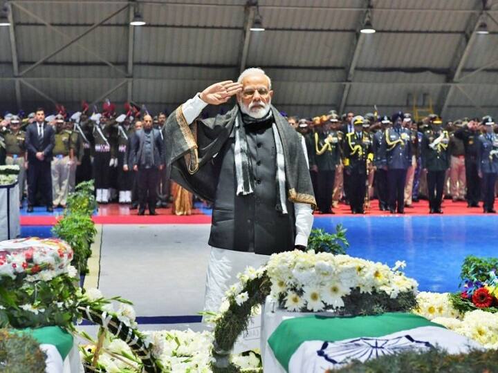 Pulwama Terror Attack Live Updates Rahul Gandhi, Narendra Modi Message to Pakistan, Pulwama Terrorist Attack News पुलवामा हमला LIVE UPDATES: शहीद जवानों को प्रधानमंत्री नरेंद्र मोदी ने दी श्रद्धांजलि, सिर झुकाकर किया नमन