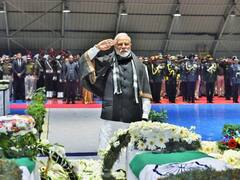 पुलवामा हमला LIVE UPDATES: शहीद जवानों को प्रधानमंत्री नरेंद्र मोदी ने दी श्रद्धांजलि, सिर झुकाकर किया नमन