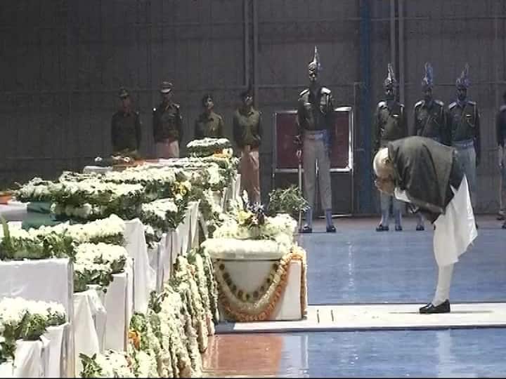 Pulwama attack: Mortal remains of CRPF jawans land at Palam Airport; PM Modi pays tribute Pulwama attack LIVE UPDATES:Home Minister Rajnath Singh, J&K Governor pay tribute to martyrs Pulwama attack: Mortal remains of CRPF jawans land at Palam Airport; PM Modi pays tribute