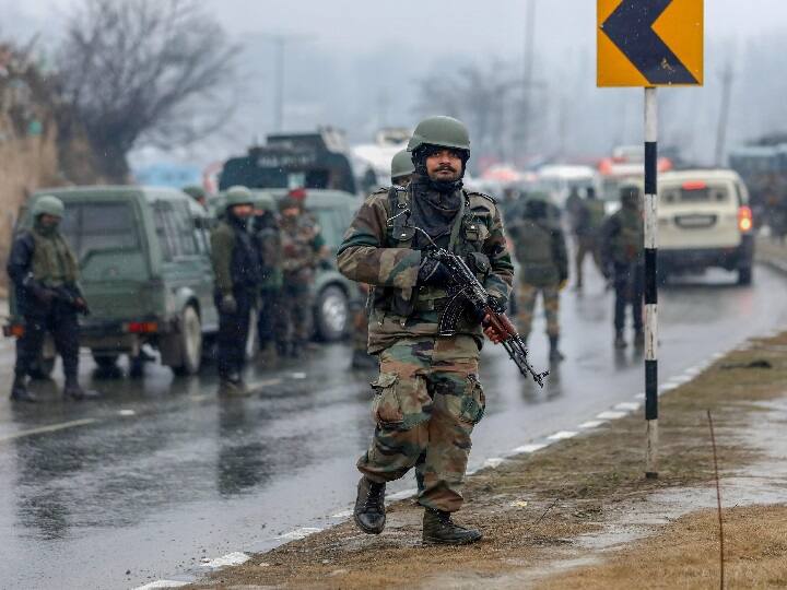 पुलवामा मुठभेड़: 3 जवान घायल, DIG अमित कुमार को एयरलिफ्ट कर दिल्ली लाया जा रहा है Pulwama encounter LIVE: Pulwama Terror Attack Mastermind Kamran Killed in Jammu And Kashmir पुलवामा मुठभेड़: 3 जवान घायल, DIG अमित कुमार को एयरलिफ्ट कर दिल्ली लाया जा रहा है