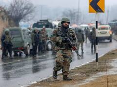 पुलवामा मुठभेड़: 3 जवान घायल, DIG अमित कुमार को एयरलिफ्ट कर दिल्ली लाया जा रहा है