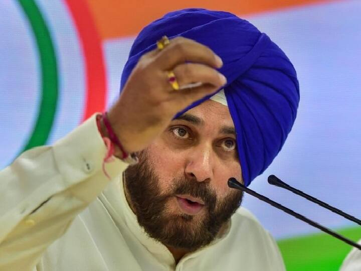 Lok Sabha Elections 2019 Live Updates Navjot Singh Sidhu put on steroid medication due to continuous speech damaging his vocal cords लोकसभा चुनाव LIVE: नवजोत सिंह सिद्धू के वोकल कॉर्ड में फिर आई दिक्कत, डॉक्टर से दी कम बोलने की सलाह
