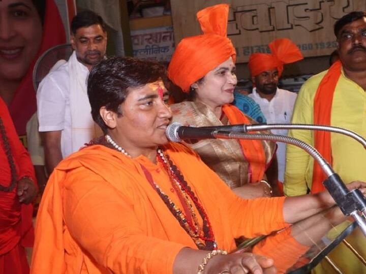 Exit poll 2019 Live Updates BJP Leader Pragya Thakur fast over Nathuram Godse Remarks लोकसभा चुनाव LIVE: 63 घंटे की 'कठोर तपस्या' पर बैठीं प्रज्ञा ठाकुर, गोडसे को देशभक्त बताने पर है अफसोस