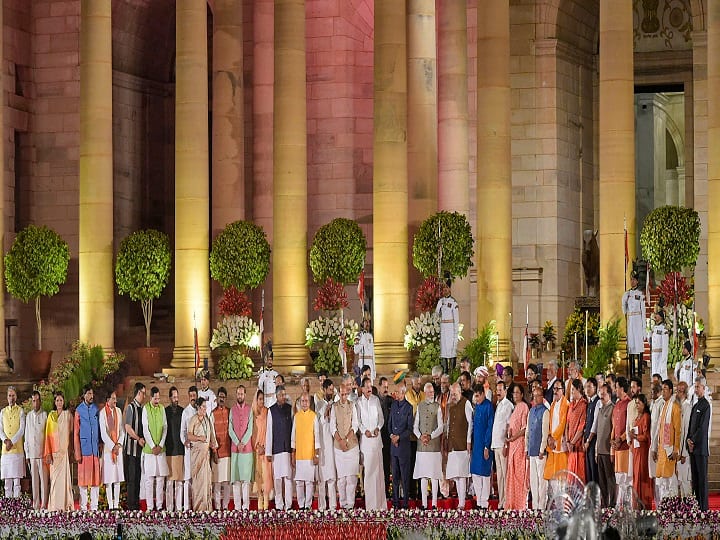 Live Updates on swearing in ceremony RPI Leader Ramdas Athawale says I believe that PM Modi will consider me to be a minister नरेंद्र मोदी दोबारा देश के प्रधानमंत्री बने, कुल 58 मंत्रियों ने ली शपथ