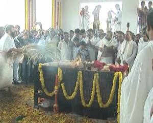 ખેડૂત નેતા વિઠ્ઠલભાઇનો પાર્થિવ દેહ પંચમહાભૂતમાં વિલીન, પુત્ર જયેશ રાદડિયાએ આપી મુખાગ્નિ