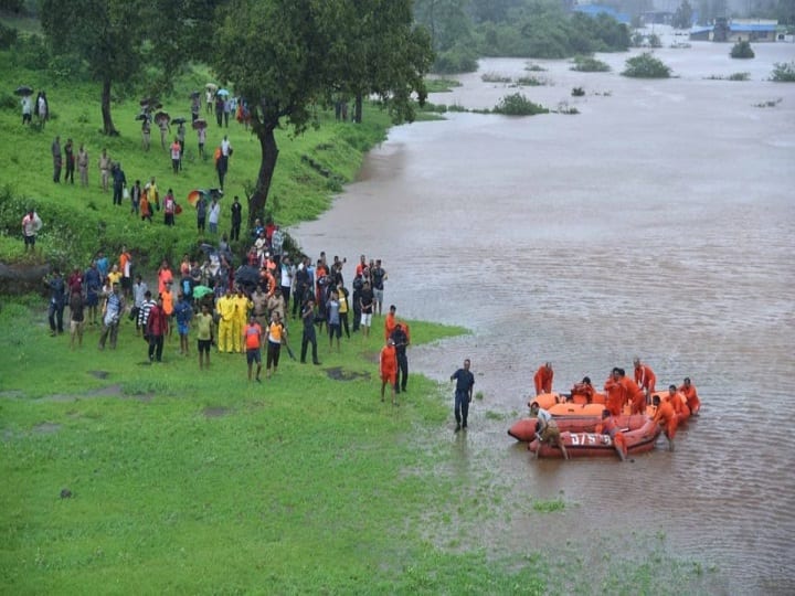 LIVE UPDATES: Mahalaxmi Express All passengers evacuated safely LIVE: मुंबई के पास बदलापुर में 11 घंटे से फंसी महालक्ष्मी ट्रेन, सभी यात्रियों को सुरक्षित बाहर निकाला गया