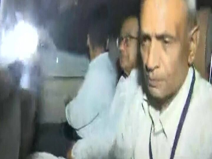 LIVE Updates: सीबीआई ने पूर्व वित्त मंत्री पी चिदंबरम को गिरफ्तार किया, कल राउज एवेन्यू कोर्ट में होगी पेशी LIVE Updates P Chidambaram arrested in INX media case LIVE Updates: सीबीआई ने पूर्व वित्त मंत्री पी चिदंबरम को गिरफ्तार किया, कल राउज एवेन्यू कोर्ट में होगी पेशी