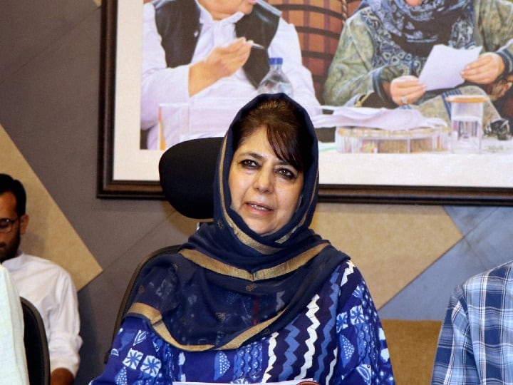 अनुच्छेद 370: उमर अब्दुल्ला और महबूबा मुफ्ती गिरफ्तार, राज्यपाल ने सुरक्षा व्यवस्था की समीक्षा की Live updates on Jammu Kashmir Rajya Sabha passes Jammu And Kashmir Reorganisation Bill अनुच्छेद 370: उमर अब्दुल्ला और महबूबा मुफ्ती गिरफ्तार, राज्यपाल ने सुरक्षा व्यवस्था की समीक्षा की