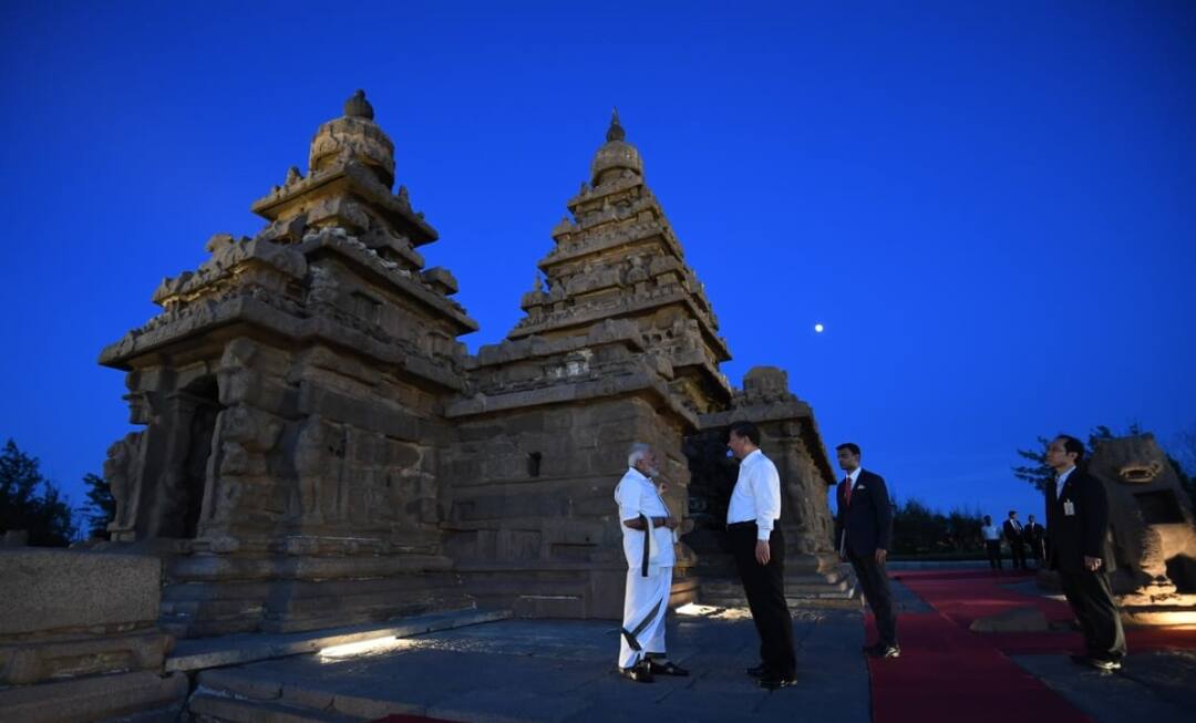 মহাবলীপুরমে চিনা প্রেসিডেন্টকে দেশের ভাস্কর্য্য ঘুরিয়ে দেখালেন প্রধানমন্ত্রী, কাল বৈঠক PM Narendra Modi wearing veshti, receives Xi Jinping in Mahabalipuram মহাবলীপুরমে চিনা প্রেসিডেন্টকে দেশের ভাস্কর্য্য ঘুরিয়ে দেখালেন প্রধানমন্ত্রী, কাল বৈঠক