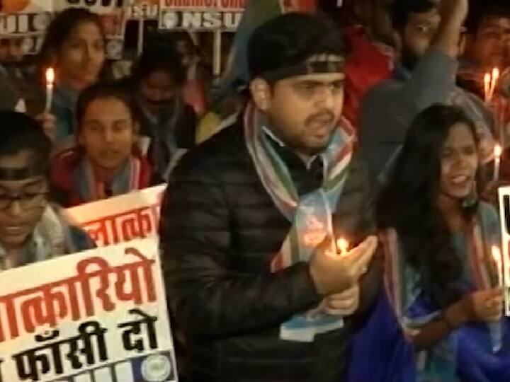 महिला सुरक्षा के मुद्दे पर राजघाट से इंडिया गेट तक कैंडल मार्च, रेप मामले के दोषियों के लिए फांसी की मांग Unnao rape Case UPDATES Candle march and mass protest in Delhi महिला सुरक्षा के मुद्दे पर राजघाट से इंडिया गेट तक कैंडल मार्च, रेप मामले के दोषियों के लिए फांसी की मांग