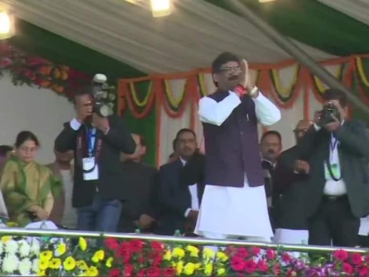 live updates Hemant Soren to take oath as Chief Minister at 2 pm, know which leaders will be included LIVE Updates: हेमंत सोरेन ने ली झारखंड के सीएम पद की शपथ, मंच से विपक्षी एकता ने दिखाया दम