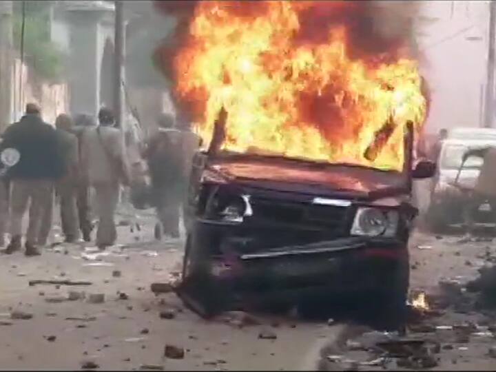 CAA Protest: यूपी में हिंसा के दौरान 6 लोगों की मौत, कई पुलिसकर्मी भी घायल citizenship act internet services suspended in many districts in uttar pradesh CAA Protest: यूपी में हिंसा के दौरान 6 लोगों की मौत, कई पुलिसकर्मी भी घायल