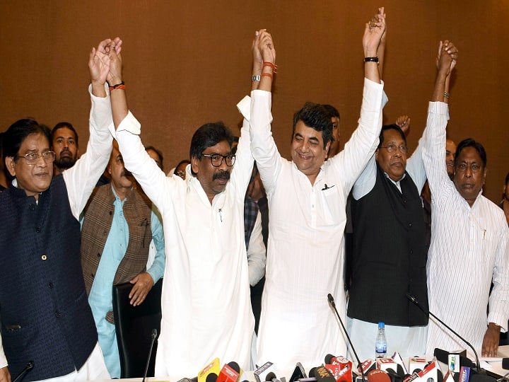 Jharkhand Election Results: कांग्रेस गठबंधन को 47, बीजेपी को 25 और JVM को 3 सीटें, रघुवर दास भी हारे Jharkhand Elections Results 2019 LIVE UPDATES CM Raghubar Das submitted its resignation to governer Jharkhand Election Results: कांग्रेस गठबंधन को 47, बीजेपी को 25 और JVM को 3 सीटें, रघुवर दास भी हारे