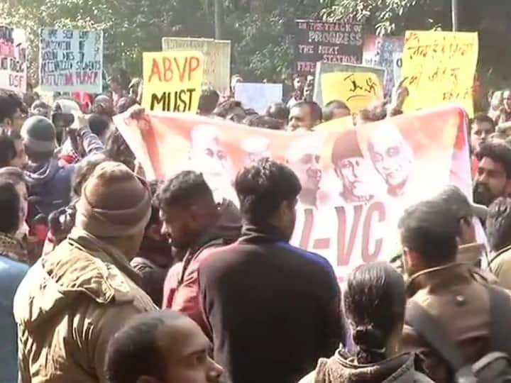 LIVE UPDATES: Protests continue in Jawaharlal Nehru University against the January 5 violence in the campus in Delhi LIVE UPDATES: JNU के वीसी जगदीश कुमार ने कहा-5 जनवरी को हुई हिंसा की जांच हो रही है