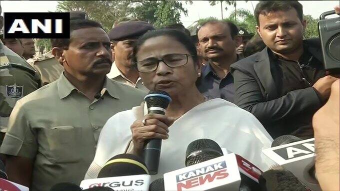 LIVE UPDATES Delhi Violence: 'Problem should be solved, political discussions can take place later', says Mamata on oppn's demand of Shah's resignation LIVE UPDATES দিল্লি হিংসা: 'আগে সমস্যার সমাধান প্রয়োজন, রাজনৈতিক আলোচনা পরেও হতে পারে', অমিত শাহের ইস্তফা দাবি প্রসঙ্গে মমতা