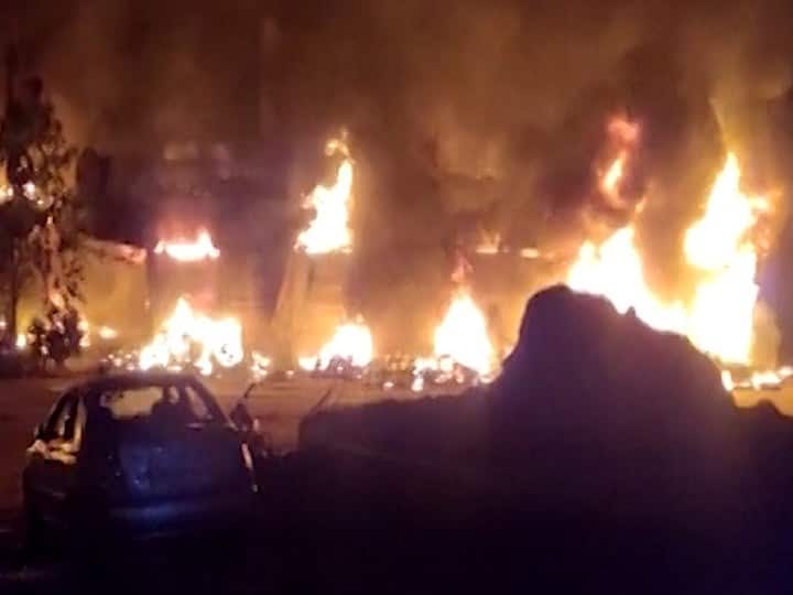 Delhi Violence Live Updates Head constable killed during clashes over CAA in Gokulpuri Delhi Delhi Violence Live Updates: गोकुलपुरी में उपद्रवियों ने कार मार्केट में लगाई आग, नॉर्थ-ईस्ट इलाके में स्थिति अब भी तनावपूर्ण