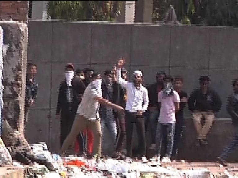 Live Updates: দিল্লি পরিস্থিতি নিয়ে প্রায় ৩ ঘণ্টার বৈঠকে কেন্দ্রীয় স্বরাষ্ট্রমন্ত্রী LIVE UPDATES home-minister-amit-shah-calls-urgent-meeting-as-delhi-burns-over-caa-protests Live Updates: দিল্লি পরিস্থিতি নিয়ে প্রায় ৩ ঘণ্টার বৈঠকে কেন্দ্রীয় স্বরাষ্ট্রমন্ত্রী