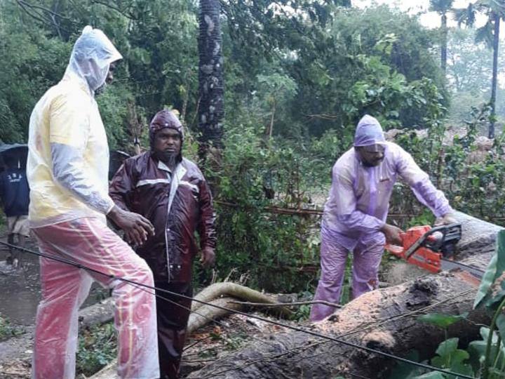 Cyclone Amphan live updates: पश्चिम बंगाल में चक्रवात 'उम्पुन' का कहर, एक बच्ची और महिला की मौत live updates Cyclone Amphan likely to hit West Bengal coast today, heavy rains in Odisha Cyclone Amphan live updates: पश्चिम बंगाल में चक्रवात 'उम्पुन' का कहर, एक बच्ची और महिला की मौत
