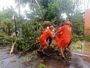 Cyclone Nisarga Update: মহারাষ্ট্রে মৃত ১, ৯টি ফ্লাইট বাতিল, পরে শুরু স্বাভাবিক বিমান চলাচল Cyclone Nisarga may hit Mumbai on June 3, says weather department Cyclone Nisarga Update: মহারাষ্ট্রে মৃত ১, ৯টি ফ্লাইট বাতিল, পরে শুরু স্বাভাবিক বিমান চলাচল