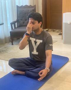 Yoga Day Live Updates: बीजेपी नेता ज्योतिरादित्य सिंधिया ने भी किया योग, शेयर की तस्वीर
