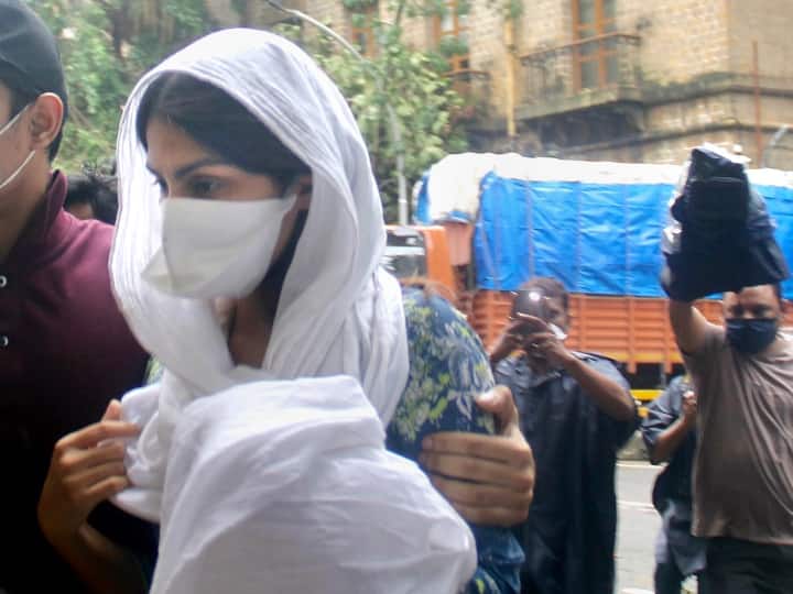 Sushant Singh Rajput Case: करीब 9 घंटे तक रिया चक्रवर्ती से हुई पूछताछ Sushant Singh case Live update: rhea chakraborty reaches ED office for questioning Sushant Singh Rajput Case: करीब 9 घंटे तक रिया चक्रवर्ती से हुई पूछताछ