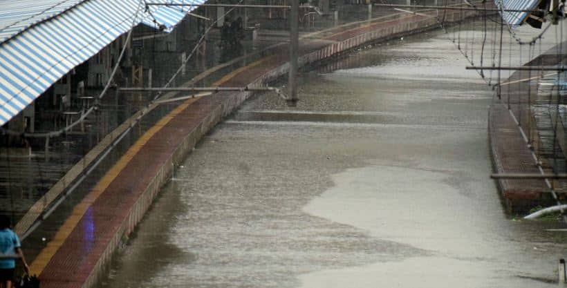 Live Updates of Rain in Mumbai: Waterlogging & Weather Update Today; PM Modi Talk to CM Uddhav Thackeray Mumbai Rains Live Updates: IMD ने जारी किया अलर्ट, मुंबई में पूरे हफ्ते होगी बारिश, निचले इलाकों में भरा पानी