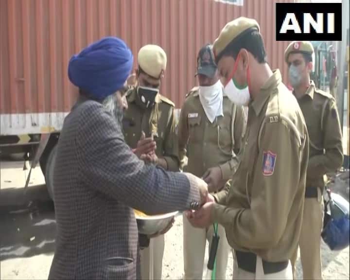 Gurpurab 2020 LIVE Updates: ਖੇਤੀ ਕਾਨੂੰਨਾਂ ਦੇ ਖਿਲਾਫ ਟਿਕਰੀ ਬਾਡਰ ਤੇ ਵਿਰੋਧ ਪ੍ਰਦਰਸ਼ ਕਰ ਰਹੇ ਕਿਸਾਨਾਂ ਨੇ ਸ੍ਰੀ ਗੁਰੂ ਨਾਨਕ ਦੇਵ ਜੀ ਦੇ 551 ਵੇਂ ਪ੍ਰਕਾਸ਼ ਪੁਰਬ ਮੌਕੇ ਵੰਢਿਆ ਪ੍ਰਸਾਦ । Prakash Purab Guru Nanak Jayanti, Guru Nanak Dev Ji gave many messages of unity to the society Gurpurab 2020 LIVE Updates: ਖੇਤੀ ਕਾਨੂੰਨਾਂ ਦੇ ਖਿਲਾਫ ਟਿਕਰੀ ਬਾਡਰ ਤੇ ਵਿਰੋਧ ਪ੍ਰਦਰਸ਼ ਕਰ ਰਹੇ ਕਿਸਾਨਾਂ ਨੇ ਸ੍ਰੀ ਗੁਰੂ ਨਾਨਕ ਦੇਵ ਜੀ ਦੇ 551 ਵੇਂ ਪ੍ਰਕਾਸ਼ ਪੁਰਬ ਮੌਕੇ ਵੰਢਿਆ ਪ੍ਰਸਾਦ ।