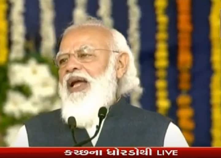 PM Modi arrived Dhordo village of Kutch, Today foundation of renewable energy park  કચ્છથી ખેડૂતોને વડાપ્રધાન મોદીનો સંદેશ,  કહ્યું- દરેક શંકાના સમાધાન માટે તૈયાર