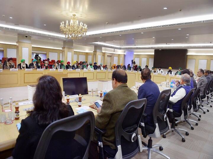 Farmers Protest Live Updates: किसान और सरकार की एक और मीटिंग बेनतीजा, बैठक की अगली तारीख तय नहीं farmers Protest live updates 11th round of dialogue between farmer and government to be held today Farmers Protest Live Updates: किसान और सरकार की एक और मीटिंग बेनतीजा, बैठक की अगली तारीख तय नहीं