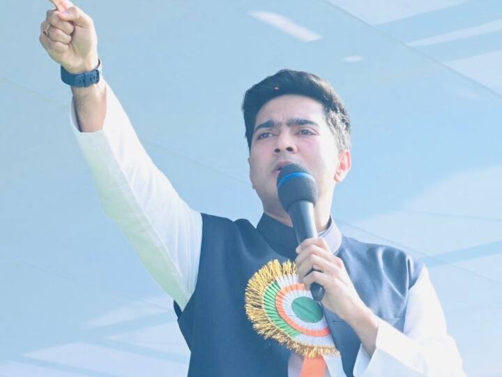 CBI reaches Mamata nephew Abhishek Banerjee residence to serve notice in coal scam Live Updates Coal Smuggling Case Live: अभिषेक बनर्जी की पत्नी की बहन को भी सीबीआई ने भेजा नोटिस, कल पूछताछ के लिए बुलाया