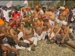 Bharat Bandh LIVE: पंजाब में रेल ट्रैक पर बैठे किसान- दिल्ली-अमृतसर रेलवे लाइन को किया जाम 
