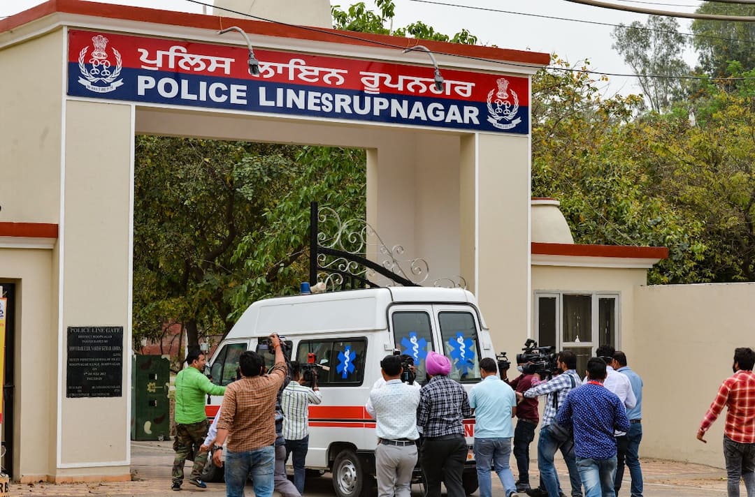 Mukhtar Ansari LIVE: मुख्तार अंसारी को बांदा जेल लेकर पहुंची यूपी पुलिस, बैरक नबंर-15 होगा माफिया का नया ठिकाना Mukhtar Ansari Cases LIVE Updates: Mukhtar Ansari Shifted In Banda Jail from Punjab Ropar Jail UP Police Mukhtar Ansari LIVE: मुख्तार अंसारी को बांदा जेल लेकर पहुंची यूपी पुलिस, बैरक नबंर-15 होगा माफिया का नया ठिकाना