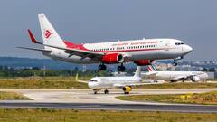 पंजाब समाचार जालंधर अमृतसर नेशनल हाईवे पर लांबा गांव चौक के पास उस समय अफरा तफरी मच गई जब एक कार ट्रक से टकराई और फिर डिवाइडर पर चढ़ गई