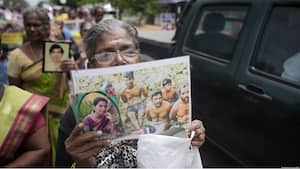 बॉलीवुड एक्ट्रेस और 'बिग बॉस 19' फेम कुनिका सदानंद अक्सर किसी न किसी कारण चर्चा में रहती हैं. अब वो एक बार फिर सुर्खियों में आ गई, लेकिन इस बार वजह कोई प्रोजेक्ट या शो नहीं बल्कि सोशल मीडिया पर ट्रोलर्स को दिया गया उनका मुंहतोड़ जवाब है. हाल ही में एक एक्स (पहले ट्विटर) यूजर ने उन्हें 'होम ब्रेकर' कहकर ट्रोल किया और सिंगर कुमार सानू के साथ उनके पुराने रिश्ते को लेकर सवाल उठाए. इस पर कुनिका सदानंद ने बेबाक और मजाकिया अंदाज में ऐसा जवाब दिया, जो अब सोशल मीडिया पर तेजी से वायरल हो रहा है. क्या है पूरा मामला? दरअसल, सोशल मीडिया (X) पर ऋषि बागरी नाम के एक यूजर ने एक पुरानी न्यूज का स्क्रीनशॉट शेयर किया. इस स्क्रीनशॉट में दावा किया गया था कि एक्ट्रेस कुनिका सदानंद ने साल 2025 में एक इंटरव्यू के दौरान खुलासा किया था कि 1990 के दशक में वो मशहूर सिंगर कुमार सानू के साथ 6 साल तक लिव-इन रिलेशनशिप में थीं. खबर के मुताबिक, उस वक्त कुमार सानू अपनी पहली पत्नी रीता भट्टाचार्य के साथ शादीशुदा रिश्ते में थे.