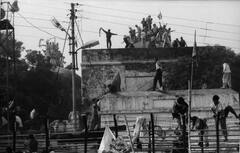 वर्ष 1994: बाबरी मशीद पाडण्याच्या चौकशीसाठी लिब्रहान आयोग नेमण्यात आला.