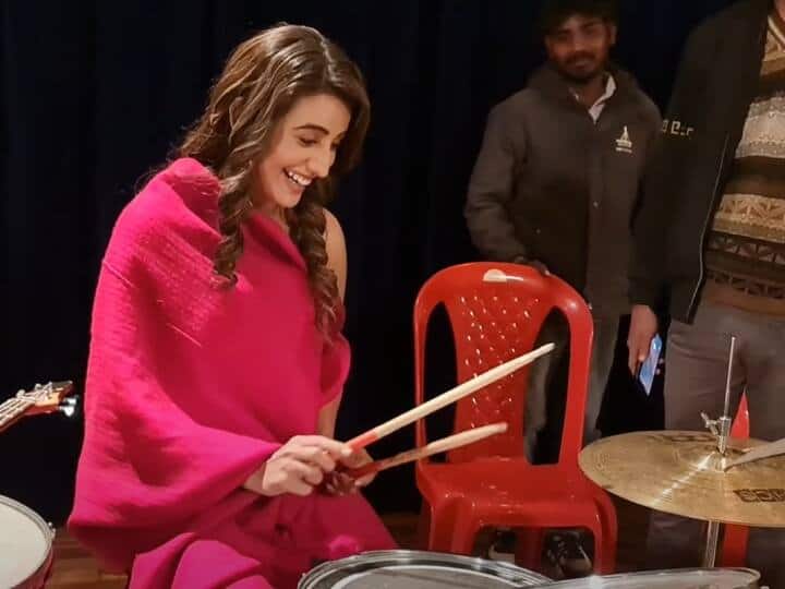 bhojpuri-cinema/bhojpuri-actress-akshara-singh-latest-blog-on-her-youtube-channel-shared-a-video-playing-drums- Akshara Singh Vlogs: सिंगर ही नहीं बेहतरीन ड्रमर भी हैं अक्षरा सिंह, सेट से बीटीएस वीडियो शेयर कर फैंस को किया शॉक्ड